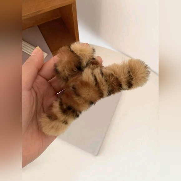 Leopard Pattern Fuzzy Hair Claw - Picture 3 of 3